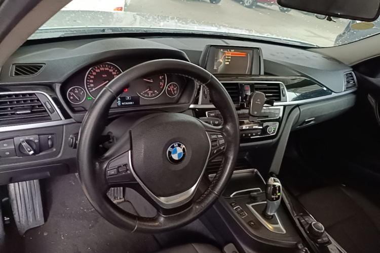 BMW 3 Series 2017 car image #10