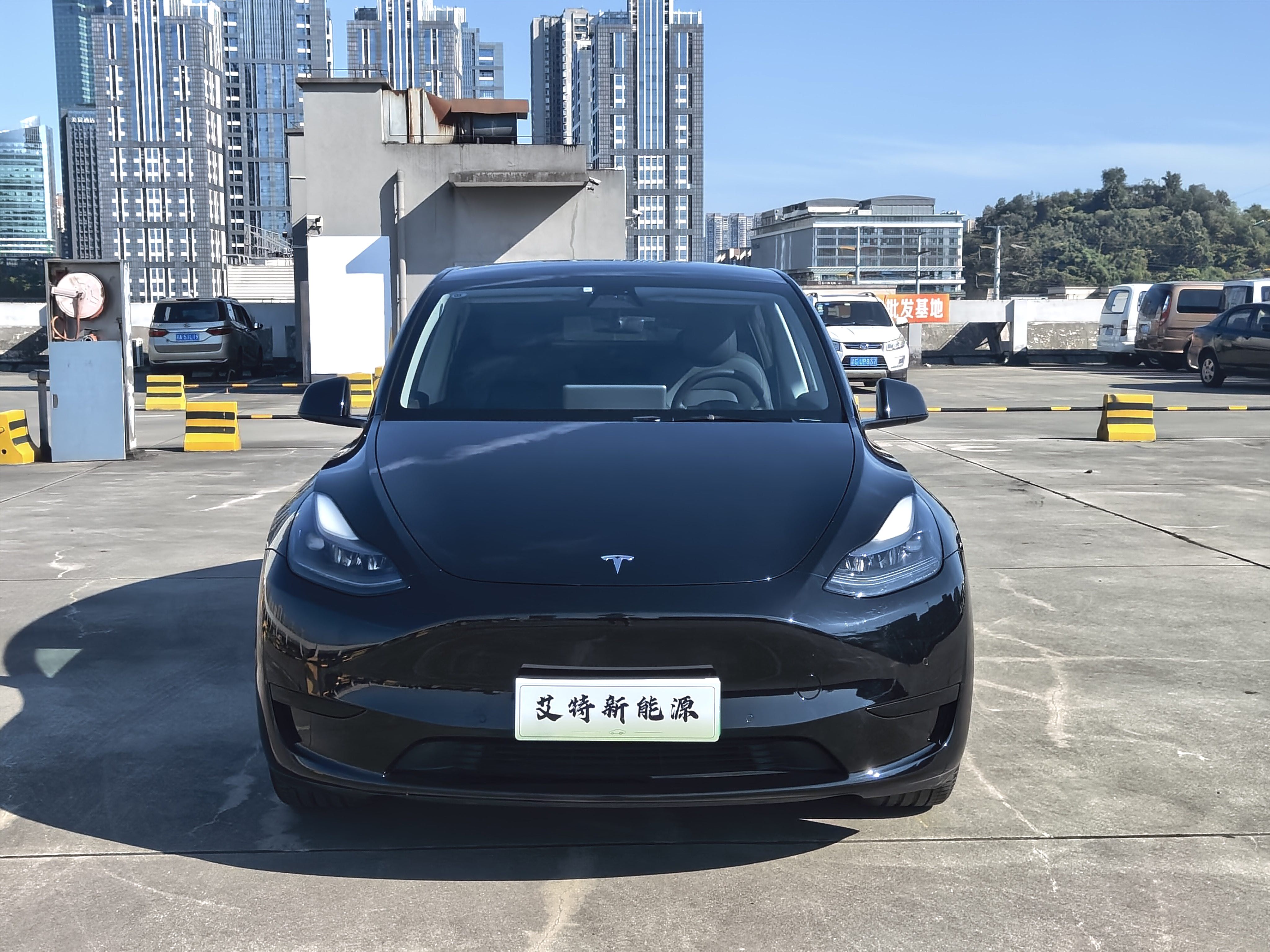 Tesla Model Y 2023 car image #2