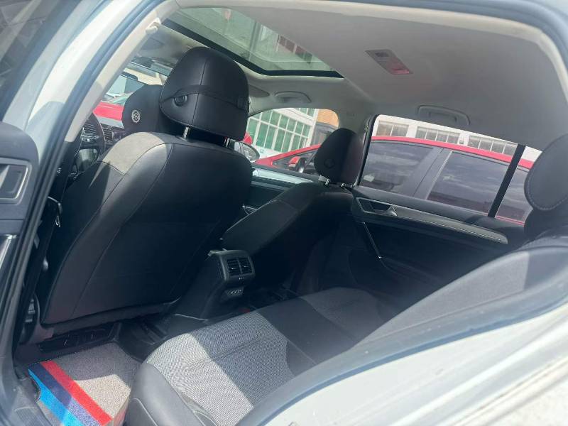 Volkswagen Golf 2019 car image #3