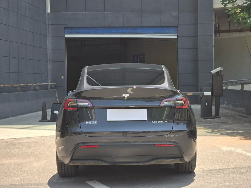 Tesla Model Y 2024 #7 Tesla Model Y 2024 car image #7