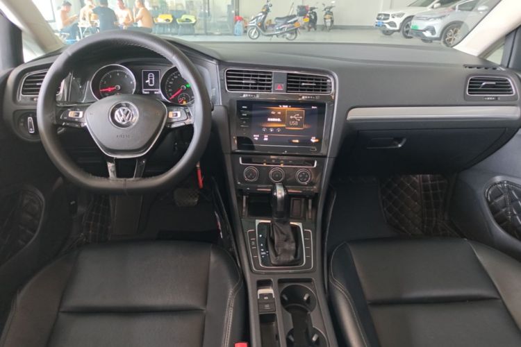 Volkswagen Golf 2020 car image #10