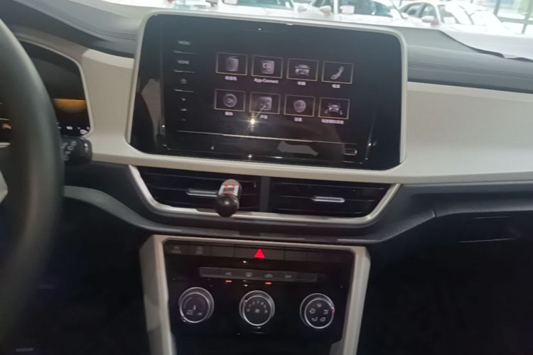 Volkswagen T-Roc 2024 car image #13