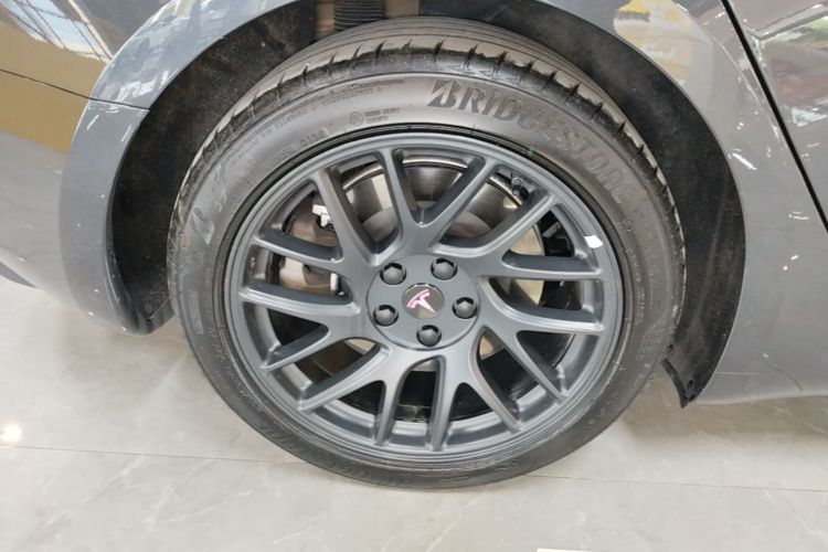 Tesla Model 3 2025 صورة سيارة #10