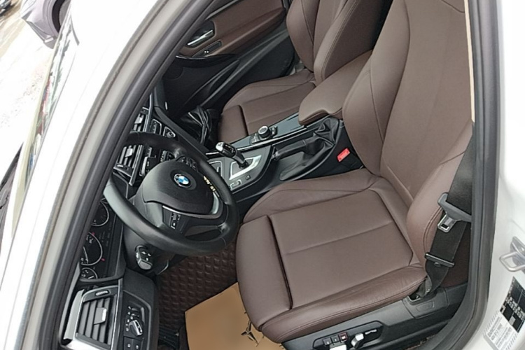 BMW 3 Series 2018 صورة سيارة #15