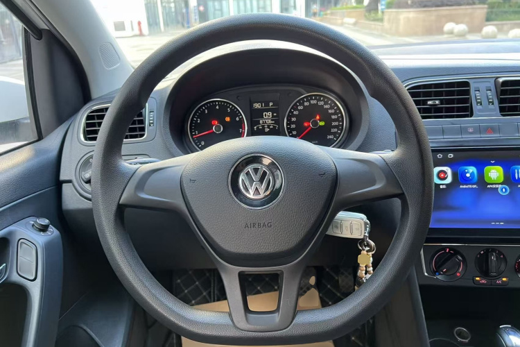Volkswagen Polo 2016 car image #11
