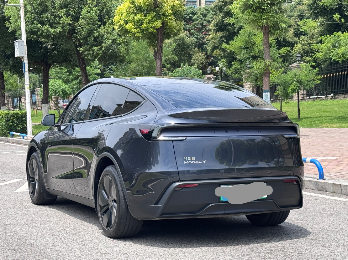 Tesla Model Y 2025 #7 Tesla Model Y 2025 car image #7