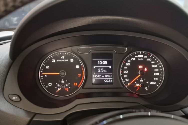 Audi Q3 2016 car image #12