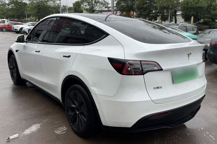 Tesla Model Y 2024 #5 Tesla Model Y 2024 car image #5