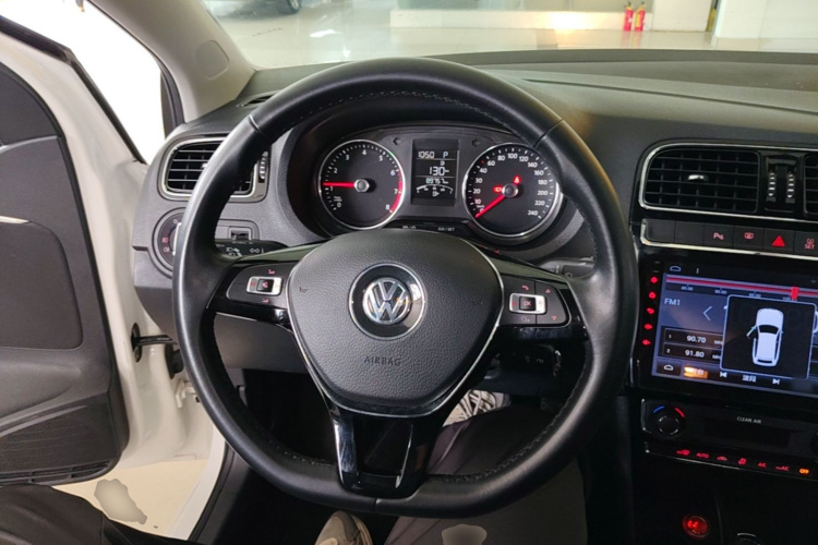 Volkswagen Polo 2017 car image #11
