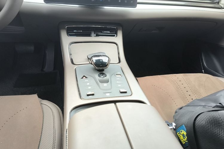 BYD Han 2024 car image #18
