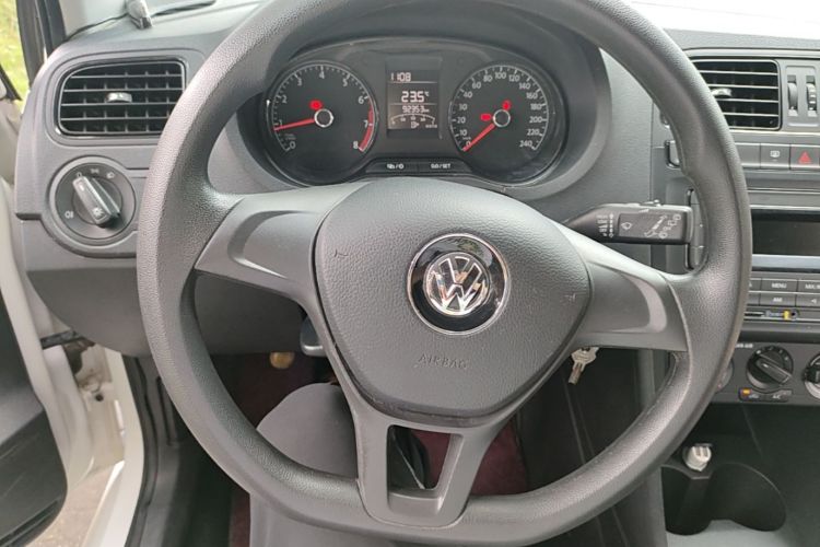 Volkswagen Polo 2017 car image #11