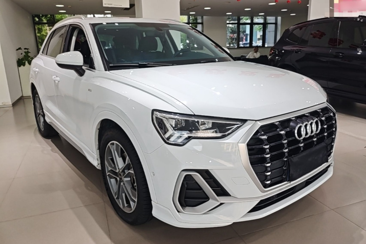 Audi Q3 2022 car image #6