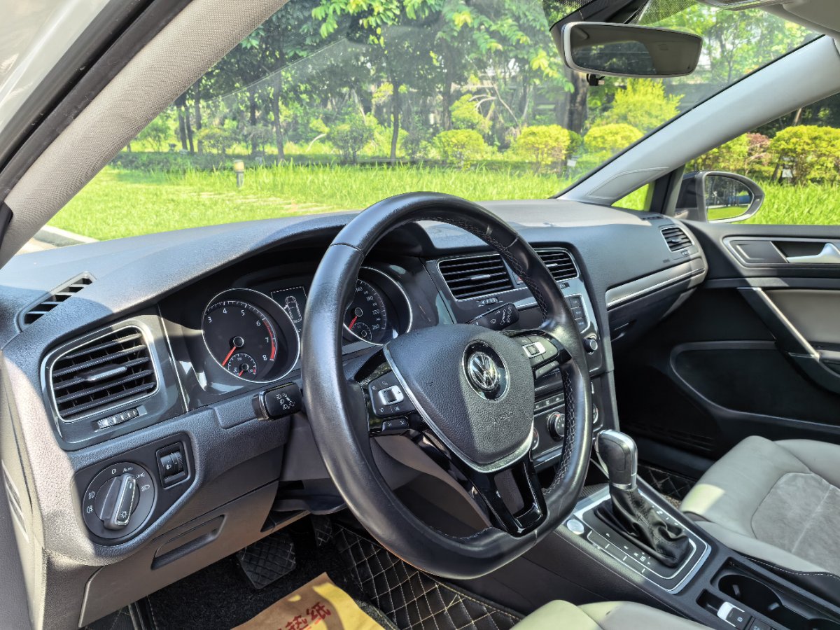 Volkswagen Golf 2017 car image #12