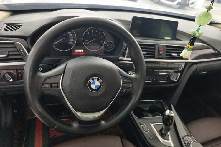 BMW 3 Series 2018 car image #11