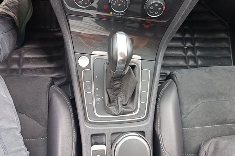 Volkswagen Golf 2018 car image #14