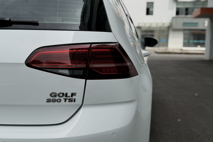 Volkswagen Golf 2019 car image #10