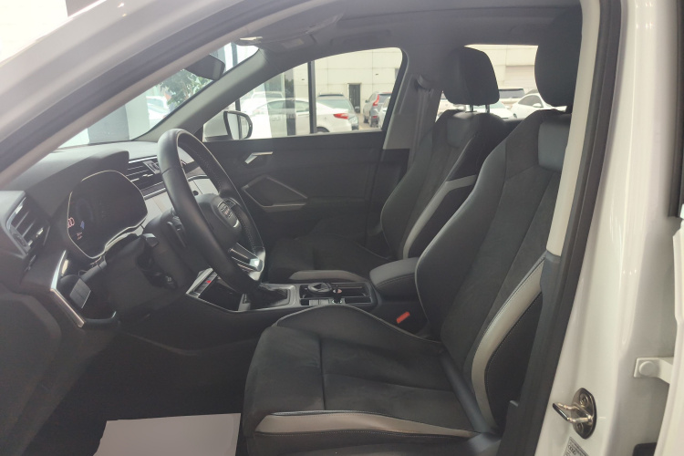 Audi Q3 2021 car image #15