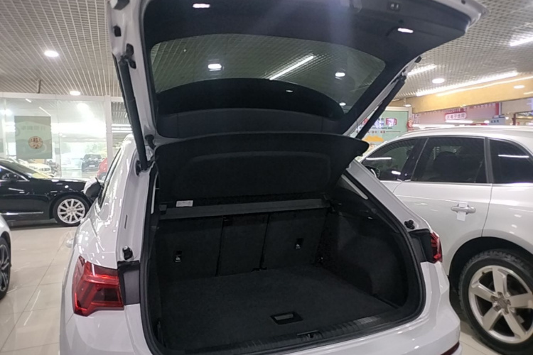 Audi Q3 2020 car image #19