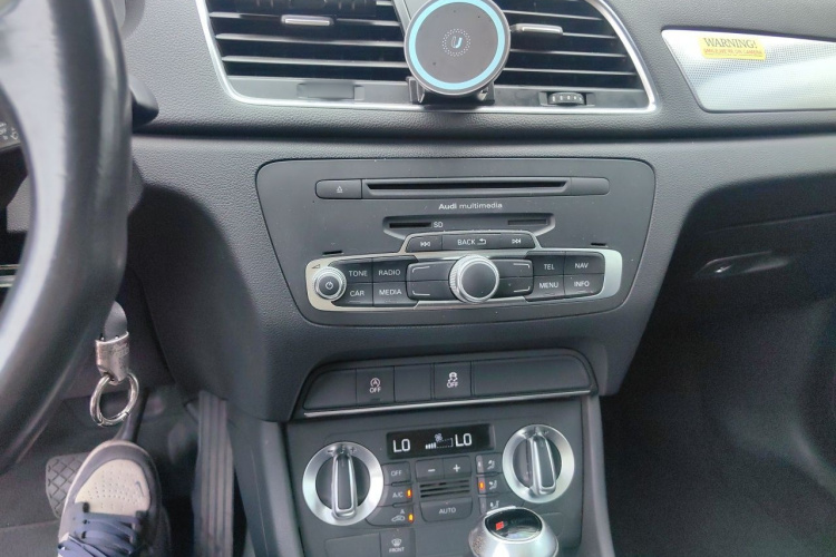Audi Q3 2014 car image #17