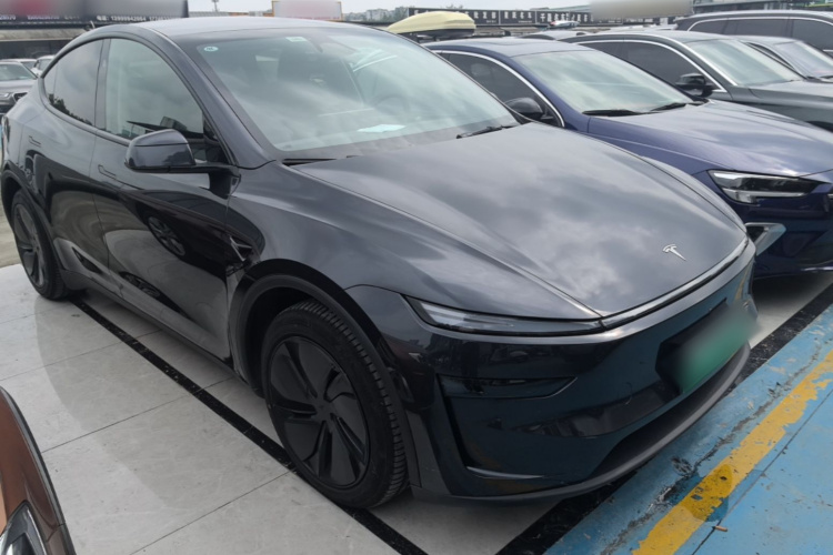 Tesla Model Y 2025 #4 Tesla Model Y 2025 immagine di auto #4