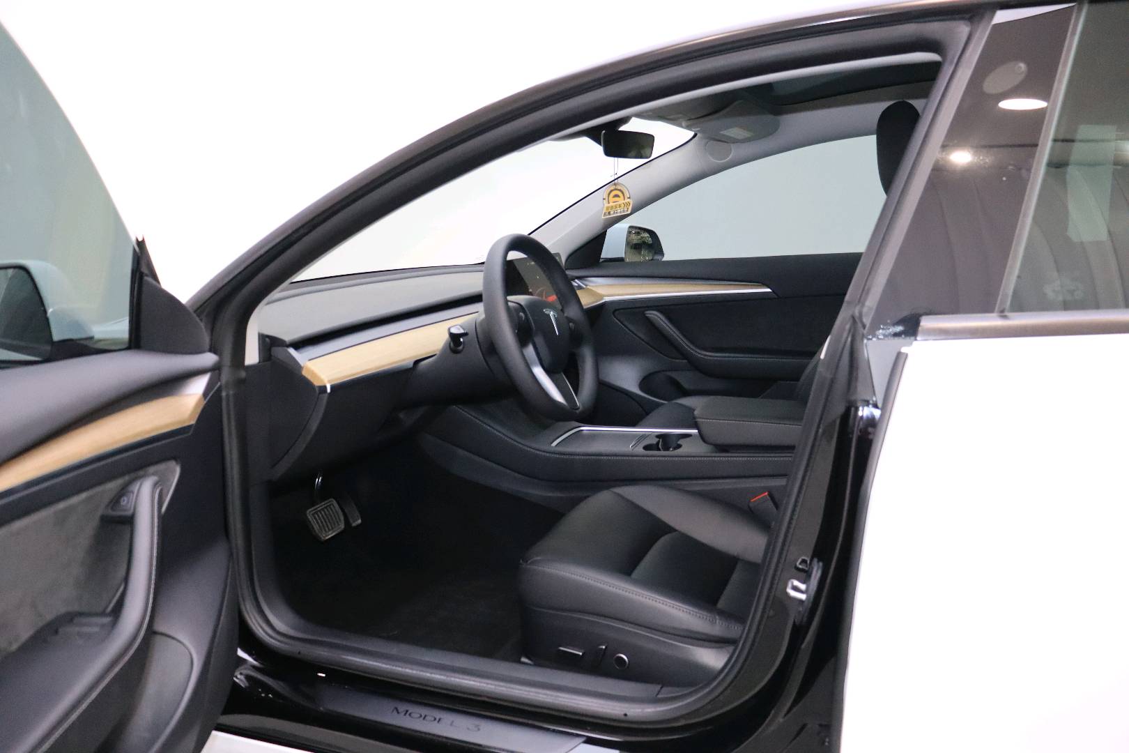 Tesla Model 3 2023 car image #6