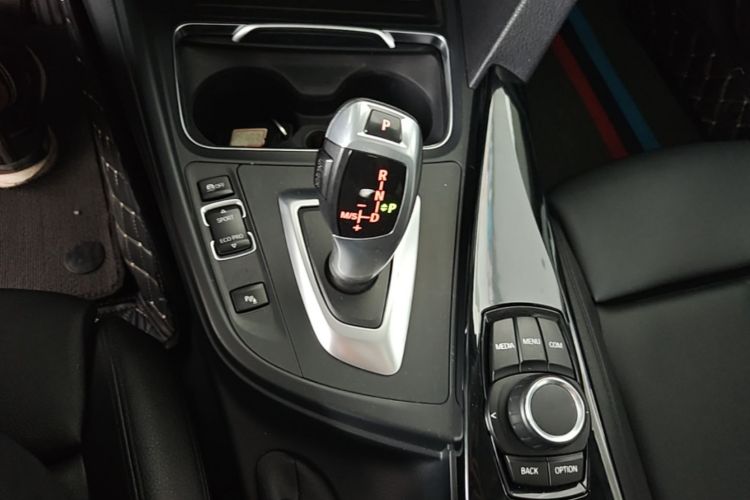 BMW 3 Series 2018 car image #14