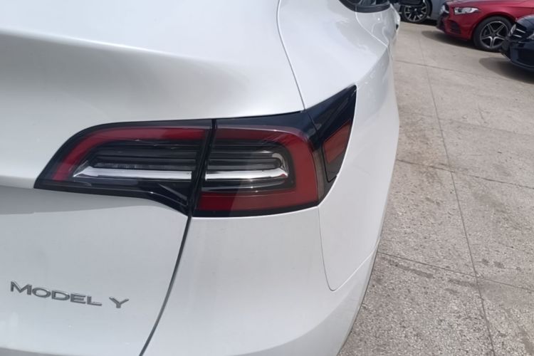 Tesla Model Y 2023 car image #8
