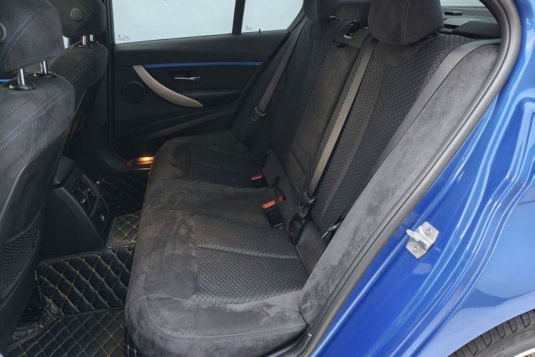 BMW 3 Series 2018 car image #17