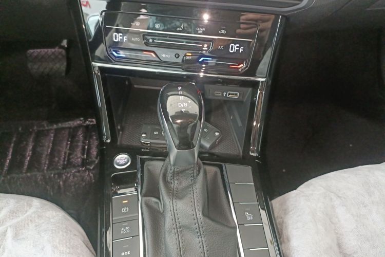 Volkswagen Passat New Energy 2025 immagine di auto #14