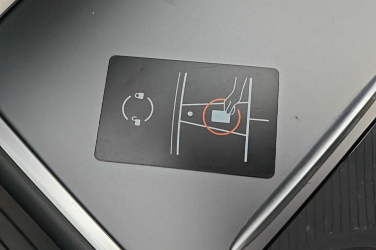Tesla Model Y 2024 immagine di auto #9