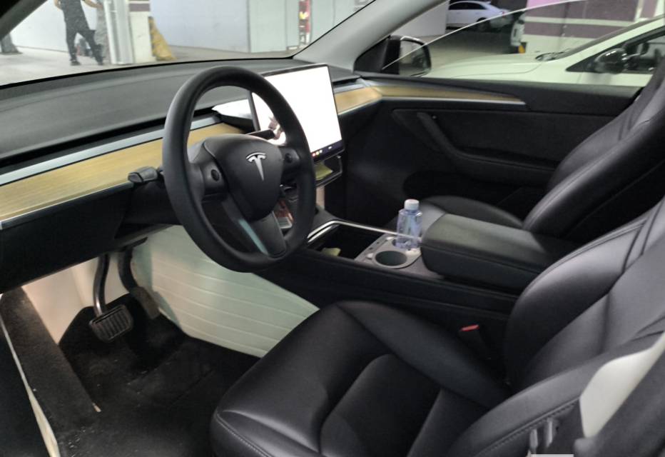 Tesla Model Y 2023 car image #5
