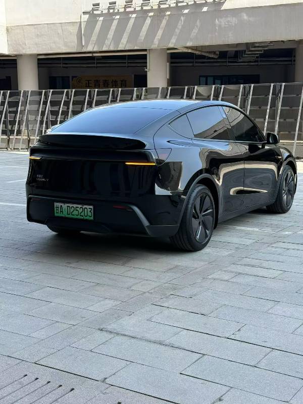 Tesla Model Y 2025 #7 Tesla Model Y 2025 car image #7