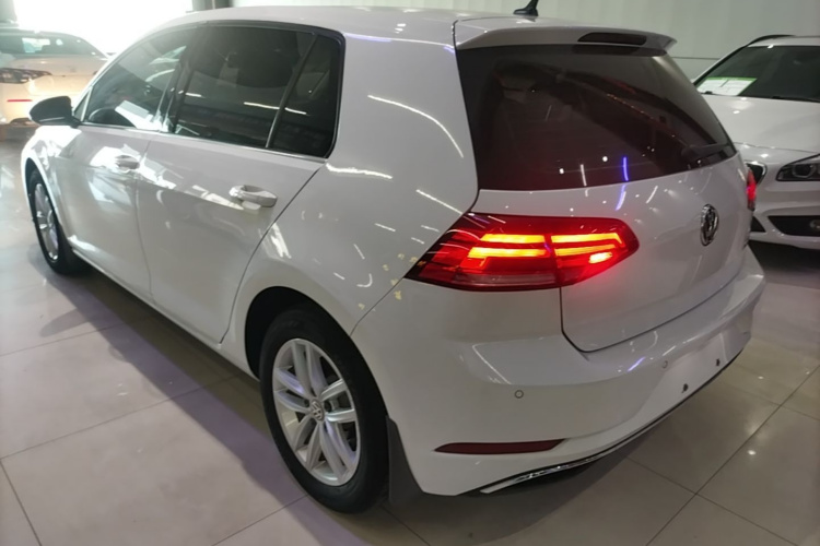 Volkswagen Golf 2019 car image #5