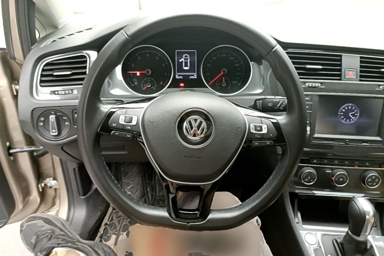 Volkswagen Golf 2017 car image #11