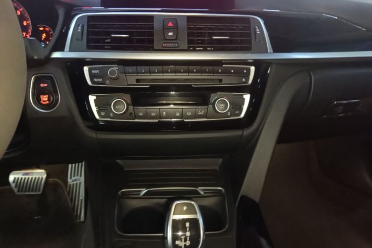 BMW 3 Series 2018 car image #17