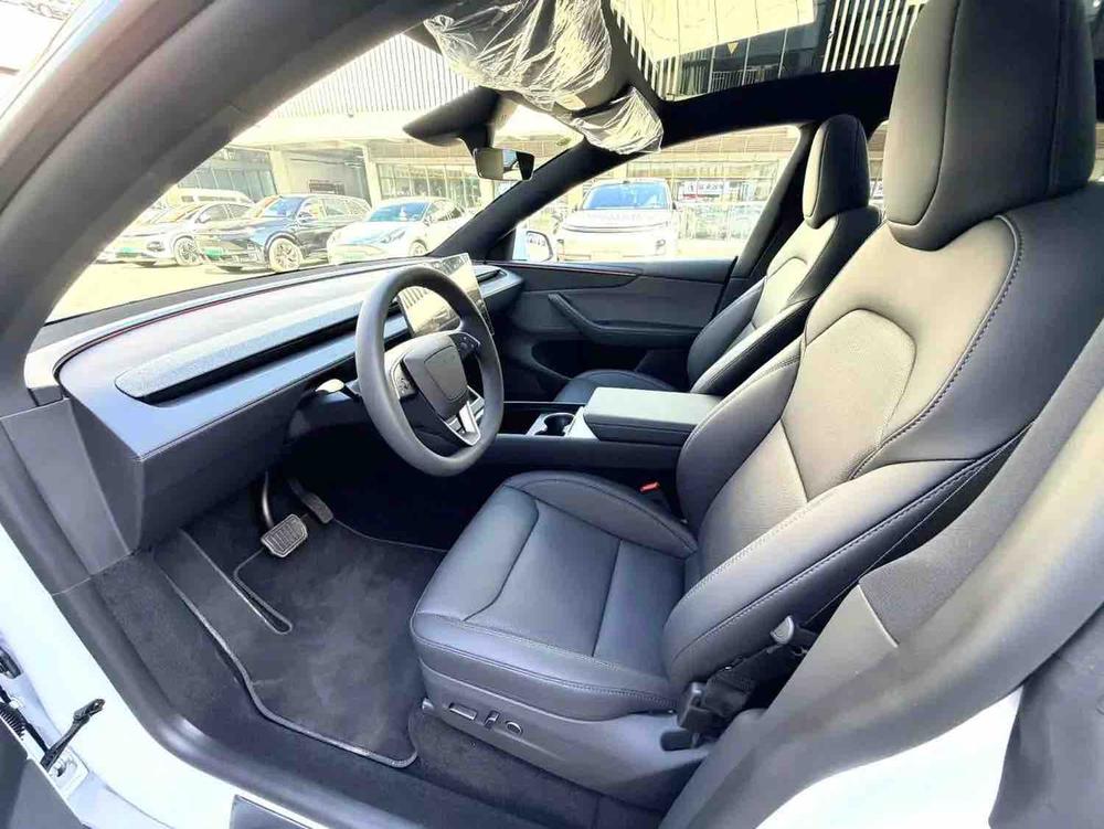 Tesla Model Y 2026 #8 Tesla Model Y 2026 car image #8