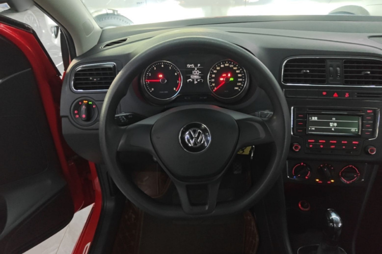 Volkswagen Polo 2015 car image #11