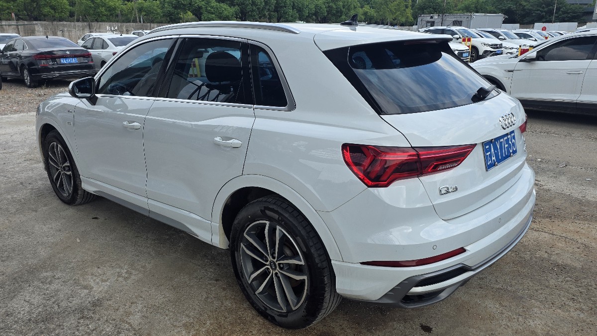Audi Q3 2023 car image #4