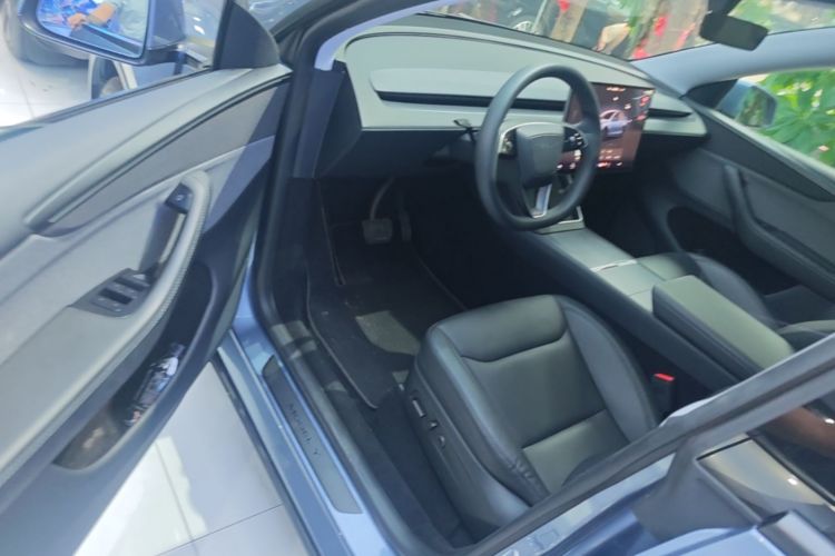 Tesla Model Y 2025 car image #16