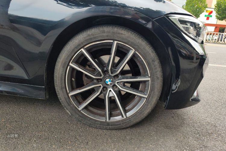 BMW 3 Series 2021 car image #9