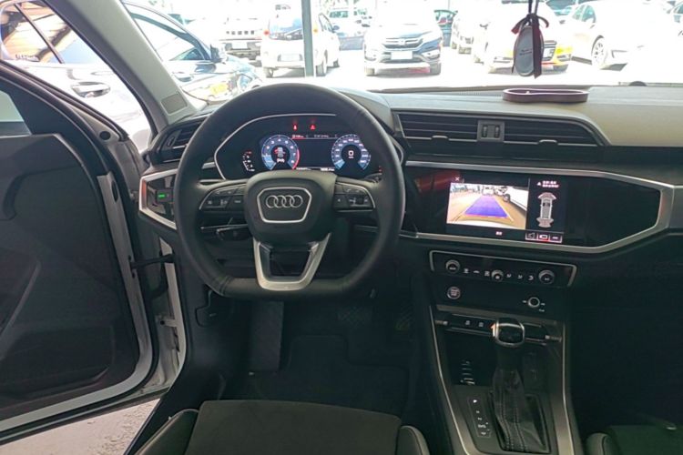 Audi Q3 2020 car image #11