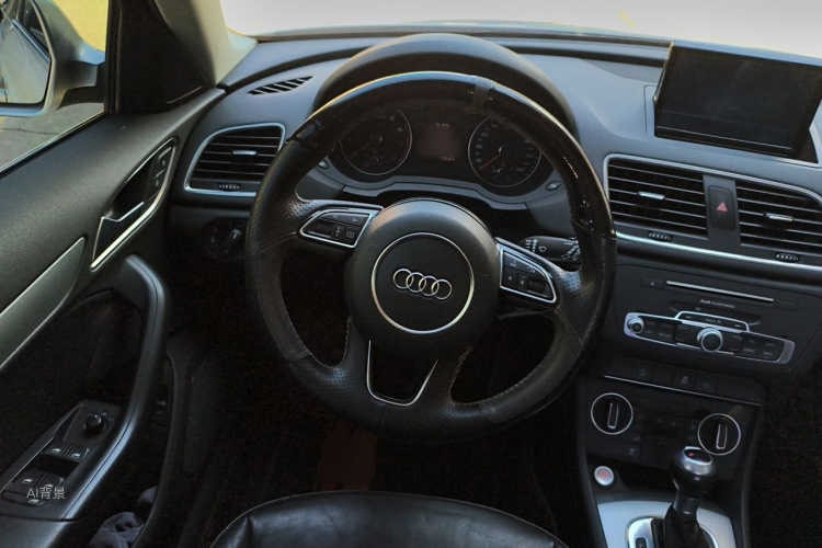Audi Q3 2018 car image #12