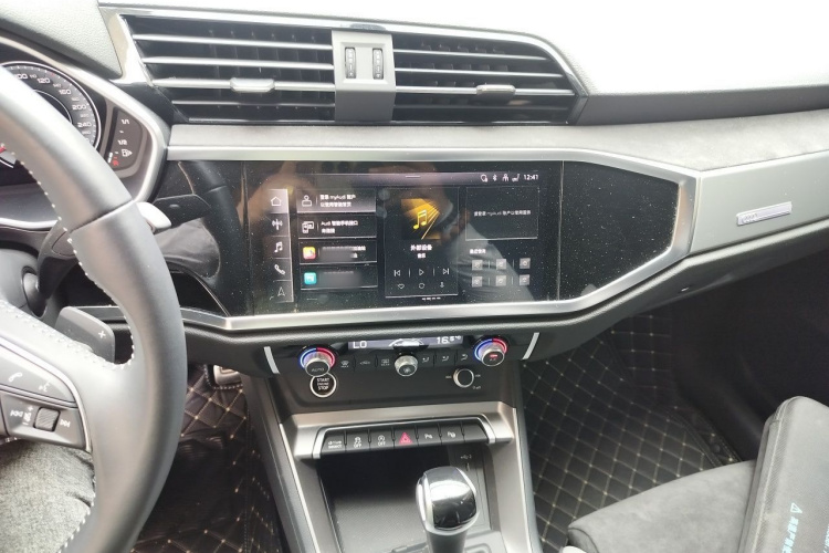 Audi Q3 2022 car image #17