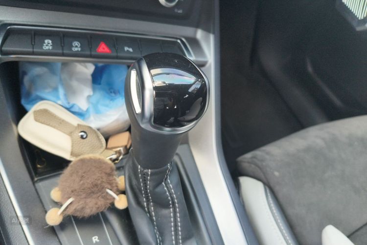 Audi Q3 2020 car image #16