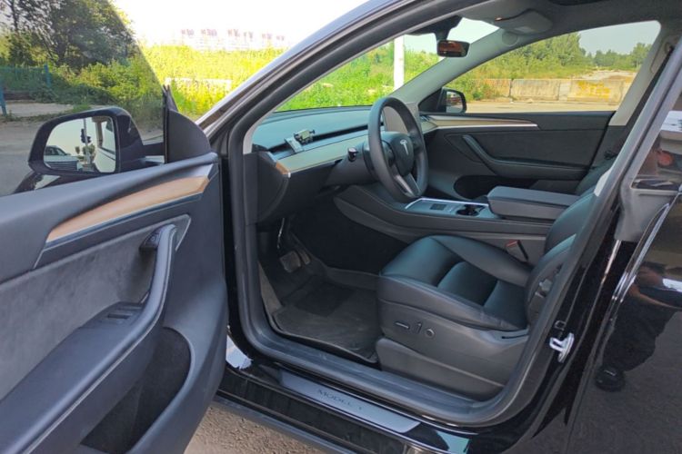 Tesla Model Y 2023 immagine di auto #12