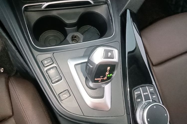 BMW 3 Series 2019 immagine di auto #14