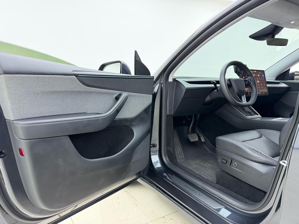 Tesla Model Y 2025 #17 Tesla Model Y 2025 car image #17