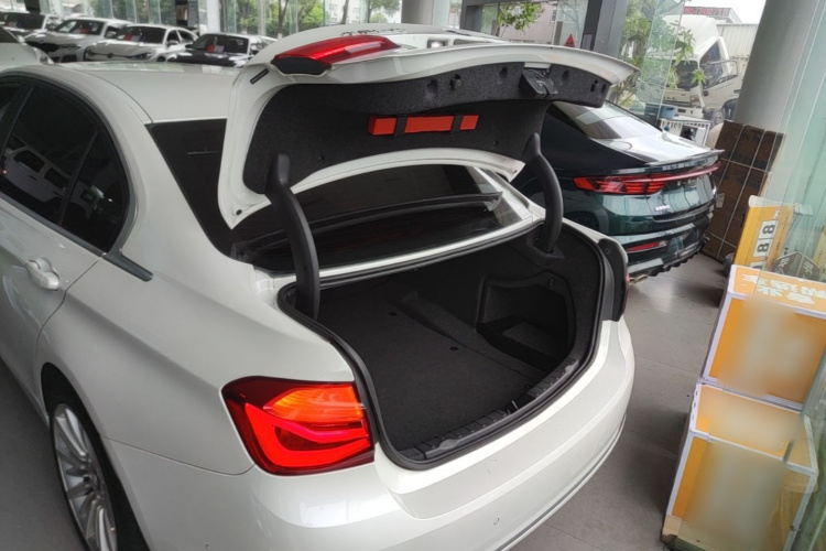 BMW 3 Series 2018 #19 BMW 3 Series 2018 car image #19