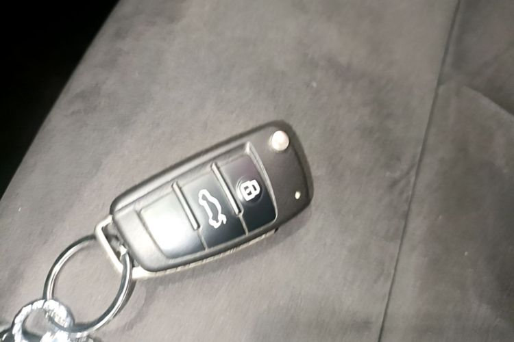 Audi Q3 2020 car image #9