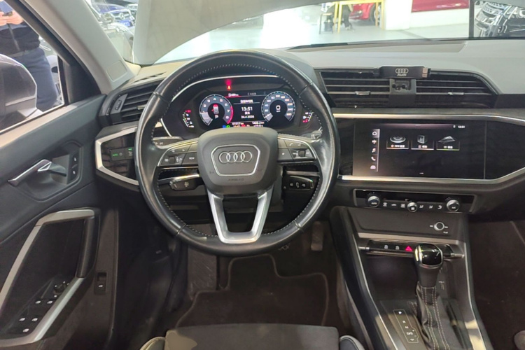 Audi Q3 2021 car image #11